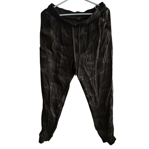 Splendid Camo Sweatpants - Picture 1 of 4